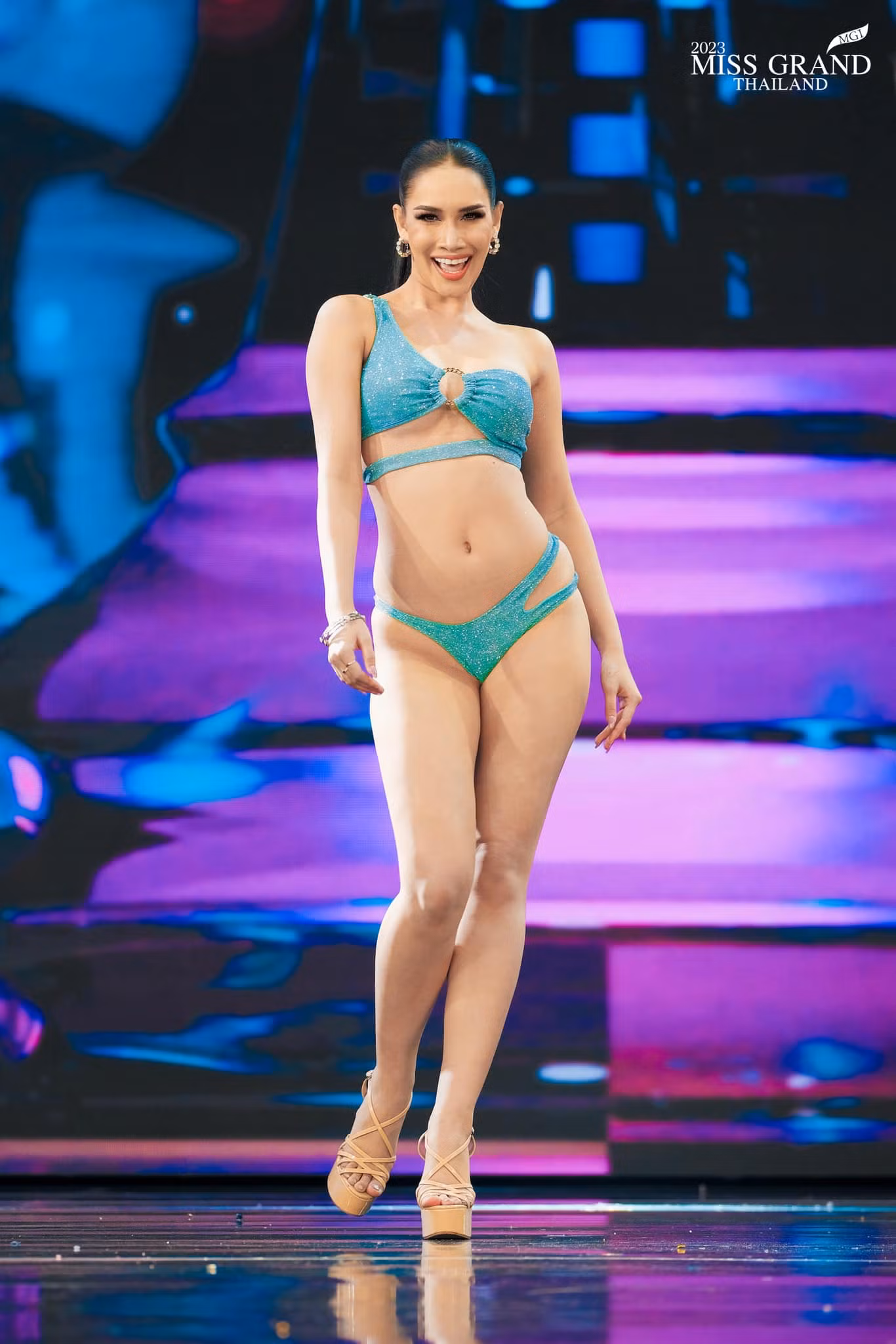 Nhiều người đẹp có phần catwalk được đánh giá là quá đà với những động tác uốn éo, múa may lố lăng. Có thí sinh còn thể hiện kỹ năng uốn dẻo, bẻ khớp khi trình diễn khiến khán giả ngỡ ngàng.