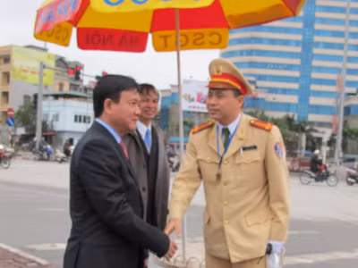 Bộ trưởng GTVT chúc Tết công an giao thông làm nhiệm vụ ngày Tết