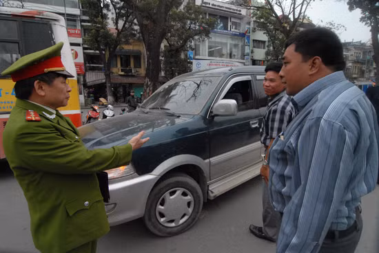 Một lái xe ô tô bị lực lượng chức năng nhắc nhở vì dừng đỗ dưới lòng đường ven hồ Gươm