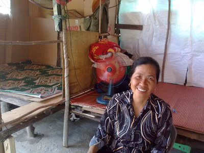 Chị Hải đợi các nữ công nhân tới cạo gi. Ảnh:Trần Nguyễn Anh 