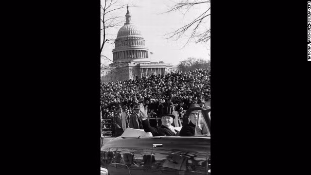 Cựu tổng thống Harry S. Truman ngồi trên chiếc ô tô và đi qua các tuyến phố sau khi tuyên thệ nhậm chức ngày 20-1-1949. Cựu tổng thống Harry S. Truman ngồi trên chiếc ô tô và đi qua các tuyến phố sau khi tuyên thệ nhậm chức ngày 20 1 1949