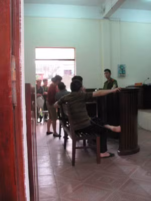 Người nhà tha hồ gặp bị cáo, mà không có sự cho phép của HĐXX. Người nhà tha hồ gặp bị cáo, mà khong có sự cho phép của HĐXX