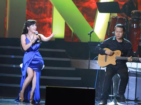 "Bống Hồng Nhung" xuất hiện rất yêu kiều và gợi cảm trong đêm nhạc của người bạn Bằng Kiều.