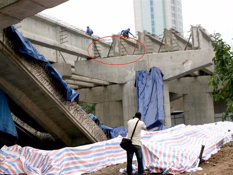 Ngay sau khi sự cố xảy ra, nhiều công nhân được lệnh thay vội các thanh chống gỗ bằng thanh chống sắt. Ảnh chụp tại hiện trường lúc 16h chiều 18-4. Ảnh : Minh Đức.