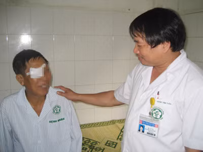 BS Nguyễn Văn Dũng động viên một bệnh nhân tâm thần