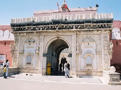 Nhìn từ bên ngoài, Đền Karni Mata không khác so với các ngôi đền khác trên đất Ấn