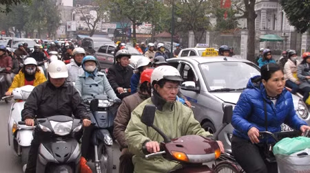 Ngay từ 16h30 chiều, phương tiện đã gặp khó khăn khi di chuyển trên đường Điện Biên.