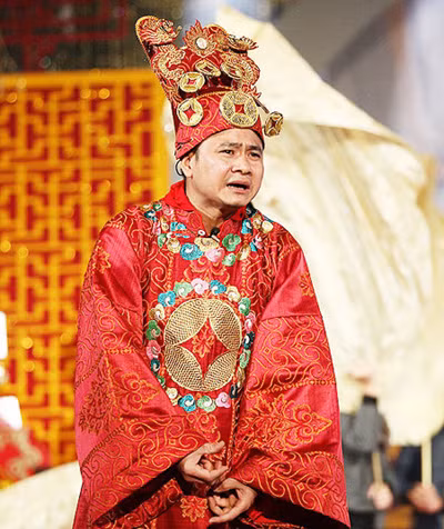 "Thổ địa" Tự Long trong chương trình Táo Quân 2013 (ảnh Dương Nguyễn).