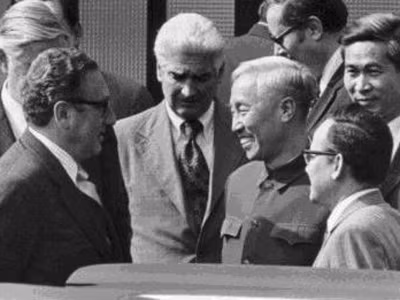 Ông Lê Đức Thọ và Kissinger ở Saint-Nom-La-Breteche, Pháp tháng 6-1973. Người mang kính đứng sát ông Thọ là Nguyễn Đình Phương. Ảnh: Getty Images. Ông Lê Đức Thọ và Kissinger ở Saint-Nom-La-Breteche, Pháp tháng 6-1973. Người mang kính đứng sát ông Thọ là Nguyễn Đình Phương. Ảnh: Getty Images
