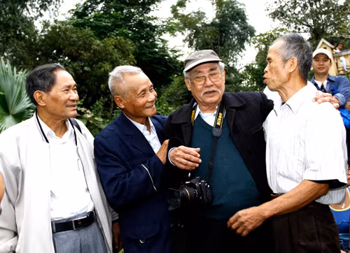 Những người thuộc thế hệ đầu tiên của báo gặp lại những người từng sát cánh với báo Tiền Phong những năm tháng trụ sở báo trên bản Dõn