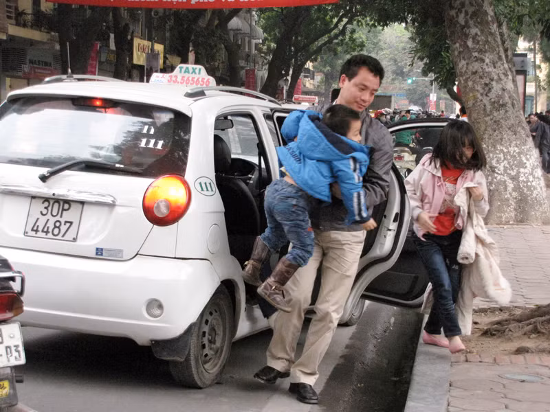 Nhiều gia đình đã chọn taxi để đi lại cho tiện