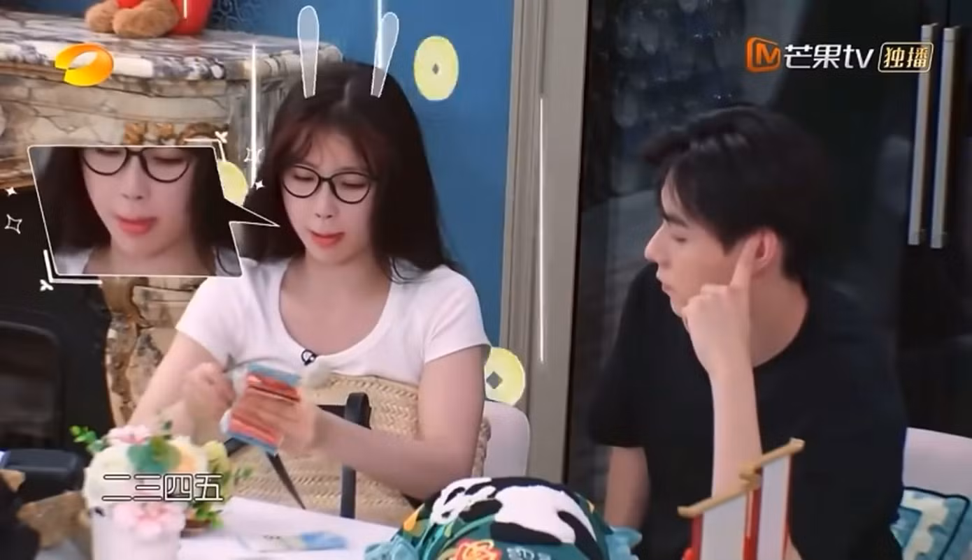 Hàng loạt ánh nhìn dịu dàng của Hồ Nhất Thiên dành cho Ngu Thư Hân.