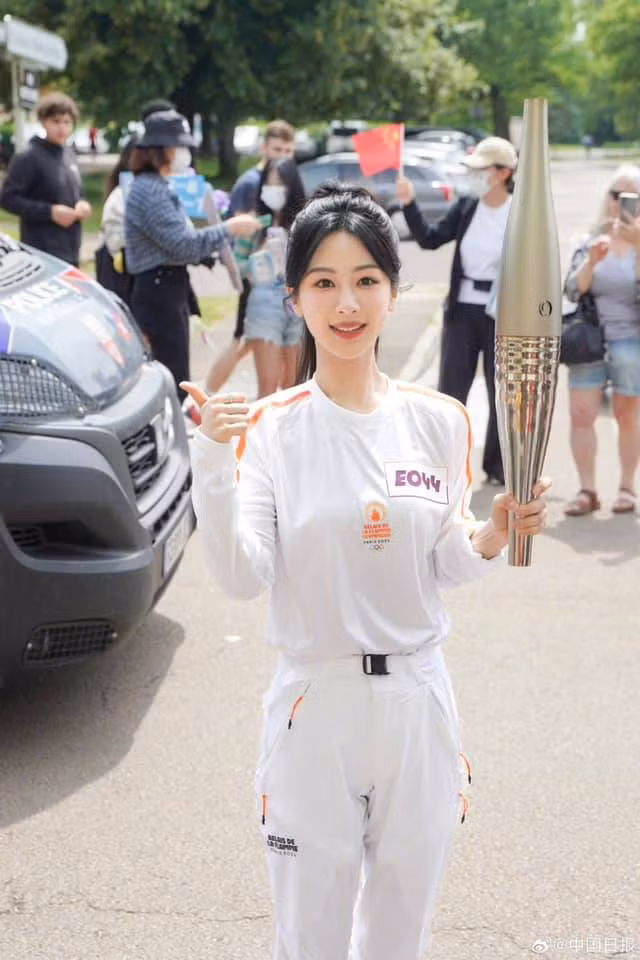 Dương Tử khoe vẻ đẹp dịu dàng và thanh thoát tại lễ rước đuốc.