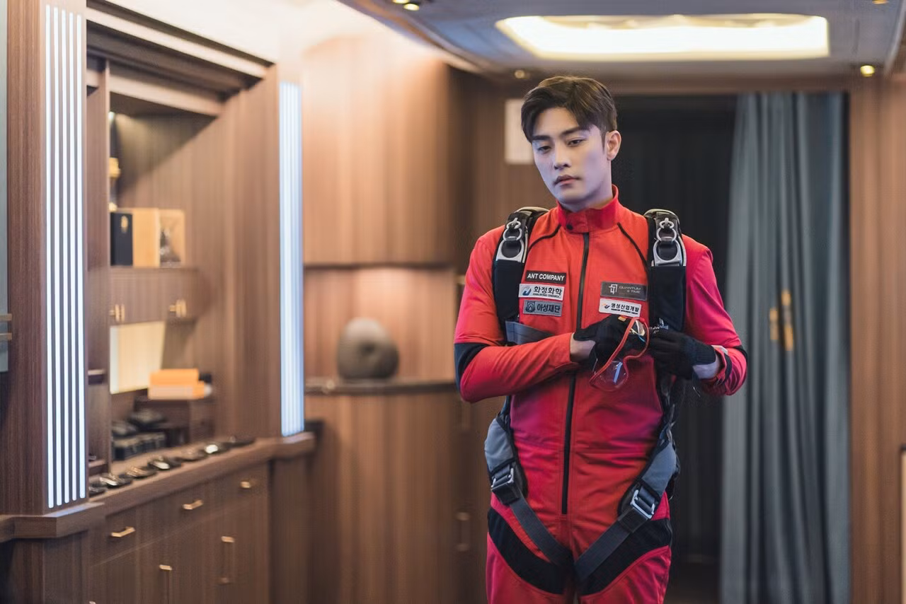 Sung Hoon điển trai trong tạo hình của một vận động viên môn thể thao mạo hiểm.