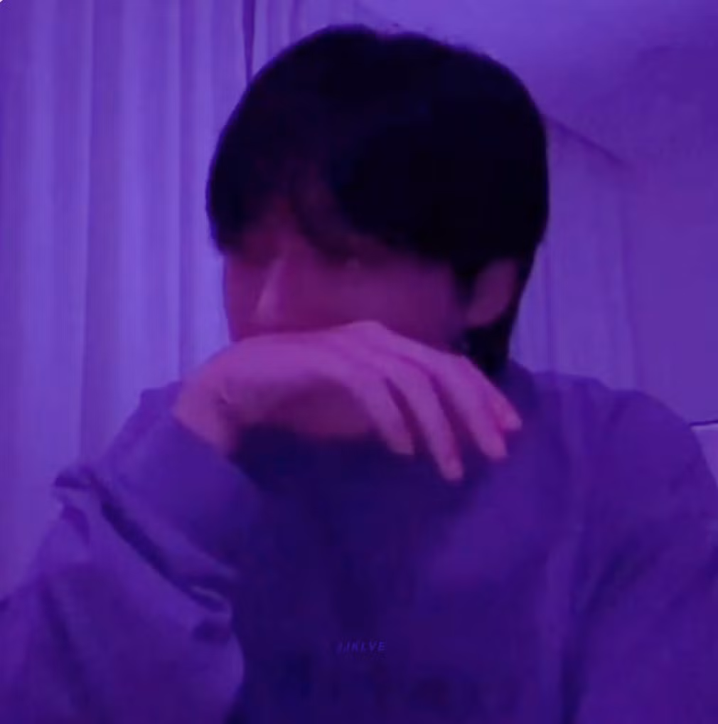 Trong một phiên live vào năm ngoái, Jung Kook đã bật khóc khi lắng nghe ca khúc Love Letter do chính ARMY sáng tác và phát hành.