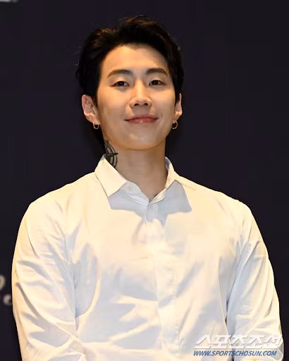 Nam rapper Jay Park diện sơmi trắng đơn giản vẫn khiến truyền thông Hàn xuýt xoa bởi vẻ ngoài thanh lịch của anh chàng.