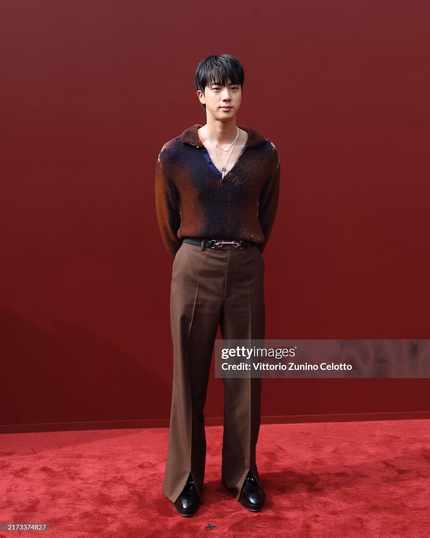 Đại sứ toàn cầu Gucci - Jin ấn tượng tại thảm đỏ show diễn.