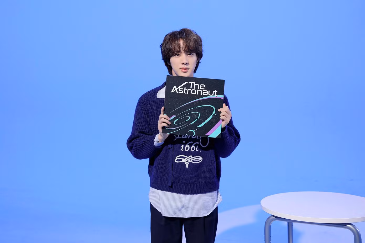 Jin hi vọng người nghe cảm thấy hạnh phúc và được an ủi khi lắng nghe giai điệu The Astronaut. Jin hi vọng người nghe cảm thấy hạnh phúc và được an ủi khi lắng nghe giai điệu The Astronaut.