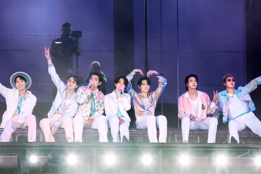 BTS sẽ tiếp tục hoạt động với tư cách một nhóm sau khi hoàn tất nghĩa vụ quân sự vào năm 2025. BTS sẽ tiếp tục hoạt động với tư cách một nhóm sau khi hoàn tất nghĩa vụ quân sự vào năm 2025.