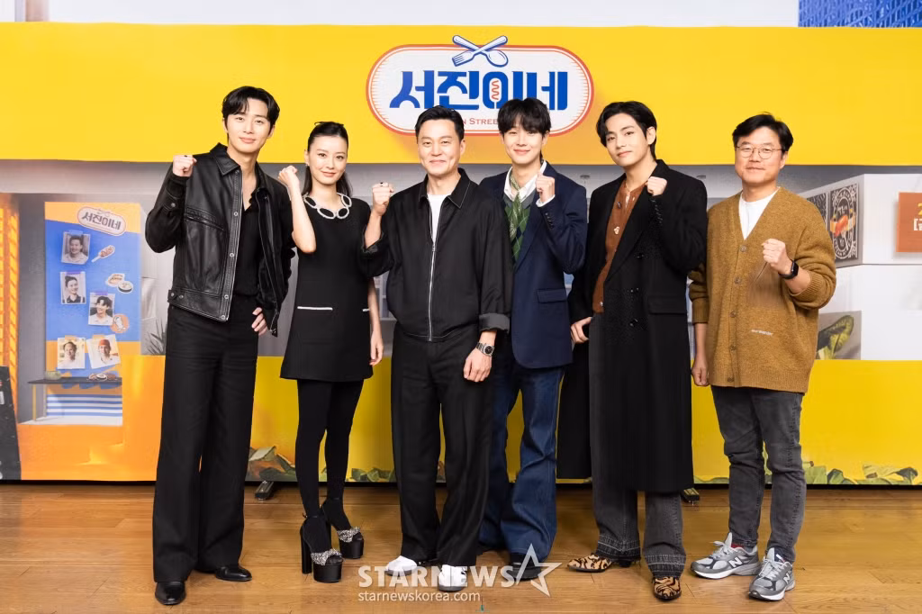 Na PD cùng đội hình chủ chốt 5 thành viên của nhà hàng Seojin. - Ảnh: Star News