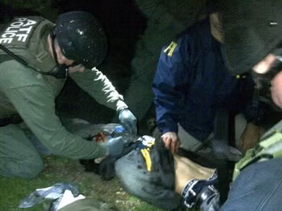 Cảnh sát khống chế Dzhokhar Tsarnaev sau khi dùng lựu đạn choáng và lựu đạn cay lùa nghi phạm khỏi một chiếc thuyền để sau nhà. Nguồn: AP