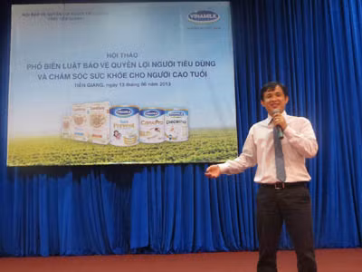 Ông Lê Văn Đức – Trưởng bộ phận Marketing, ngành hàng Sữa Bột giới thiệu đến người cao tuổi Khánh Hoà các sản phẩm dinh dưỡng đặc biệt cho người lớn tuổi