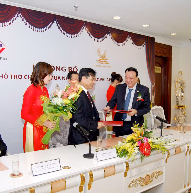 Đại diện Tân Hoàng Minh - BIDV kí kết hợp đồng hỗ trợ cho vay mua nhà. Ảnh: Nguyễn Tú