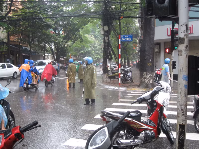 Cảnh sát giao thông phân ngăn đường không cho xe lưu thông qua đoạn đường này