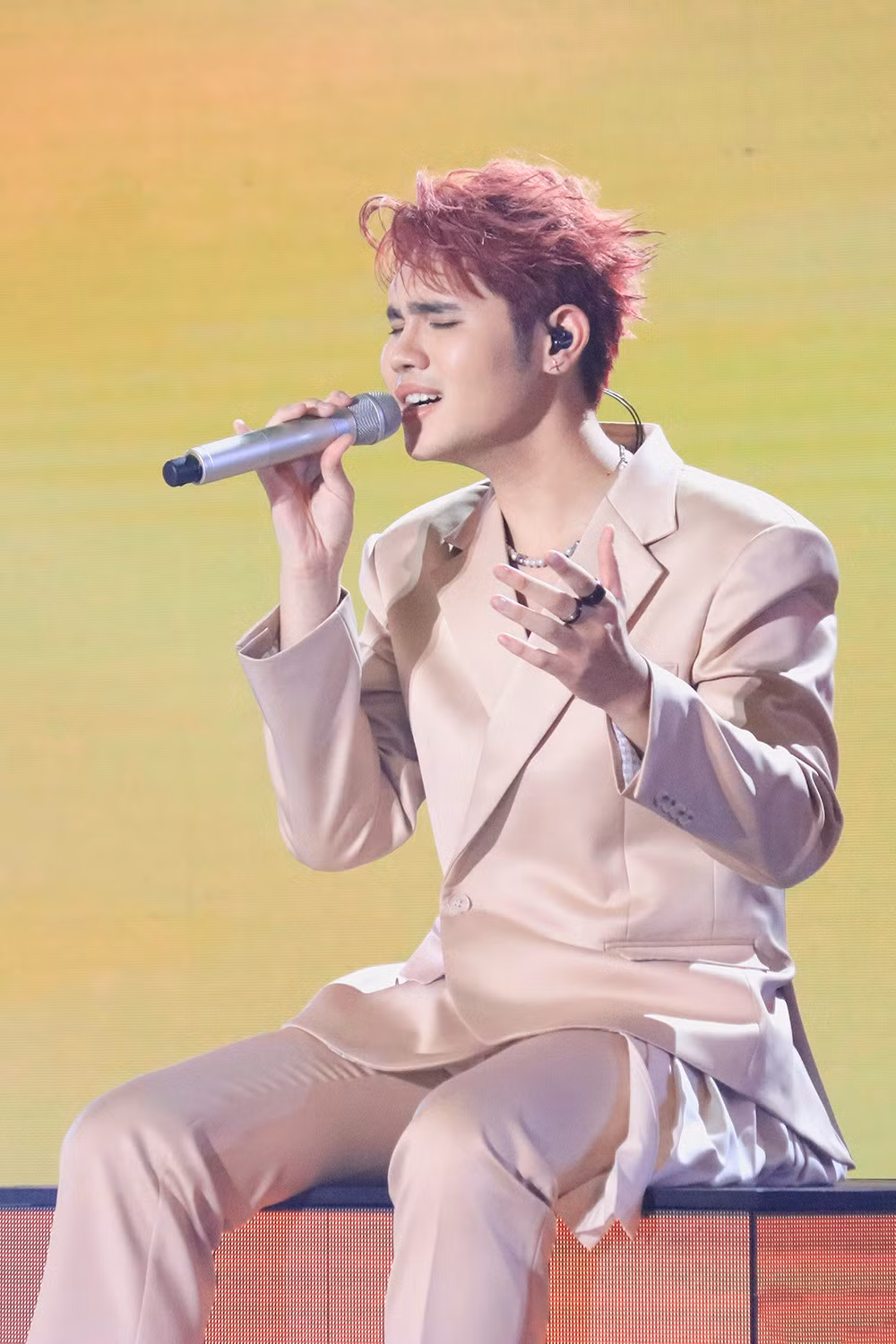 Hình ảnh của Lâm Phúc tại đêm chung kết Vietnam Idol.