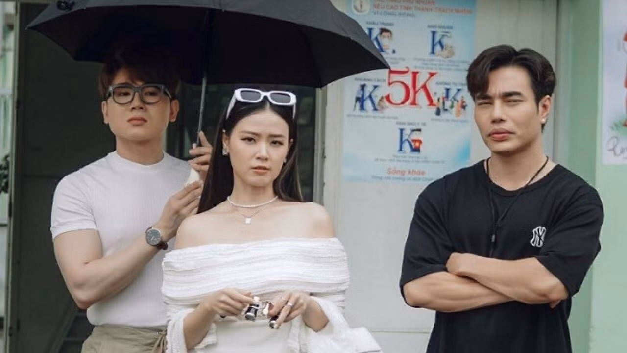 Dù có Midu và nhiều gương mặt nổi tiếng, Khi ta hai lăm vẫn lỗ nặng khi ra rạp. Dù có Midu và nhiều gương mặt nổi tiếng, Khi ta hai lăm vẫn lỗ nặng khi ra rạp.