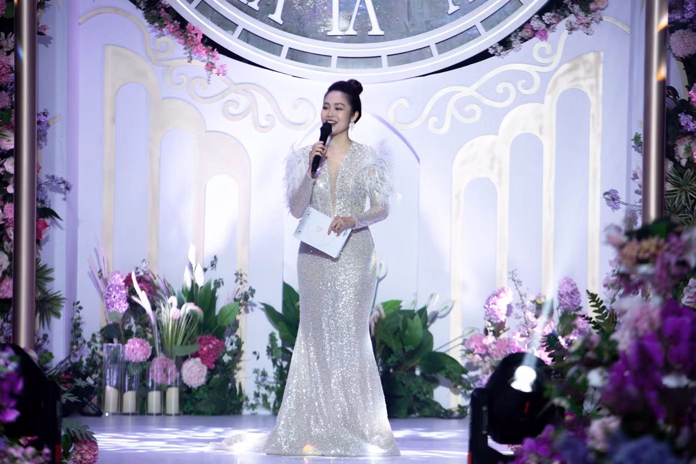 MC Thùy Linh là người kết nối chương trình.