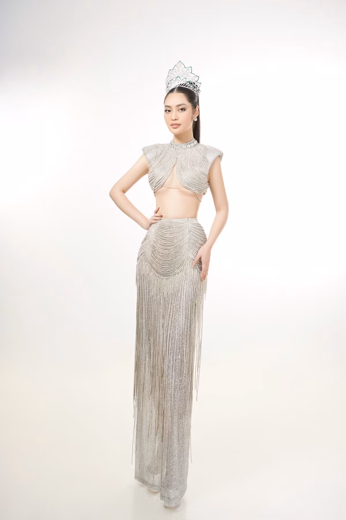 Mới đây, Hoa hậu Nông Thúy Hằng đã gửi đến người hâm mộ bộ ảnh kiêu sa cùng vương miện Hoa hậu các dân tộc Việt Nam 2022. Vương miện mang tên "Những đóa hoa nắng mai", có giá trị khoảng 3 tỷ đồng.