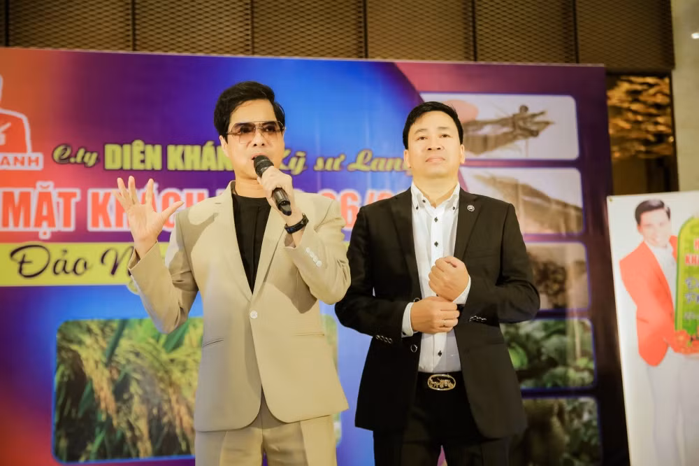 Michael Lang là học trò được Ngọc Sơn vô cùng yêu quý. Michael Lang là học trò được Ngọc Sơn vô cùng yêu quý.
