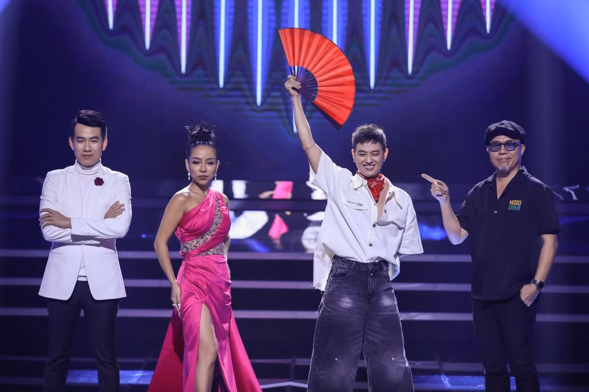 Hồ Trung Dũng trở thành đội trưởng được chờ đợi nhất trong Trời sinh một cặp bên cạnh Thanh Duy và Thảo Trang.
