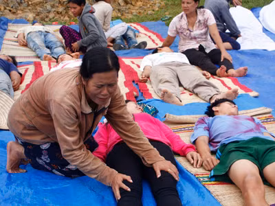 Người dân khóc than vì mất người thân