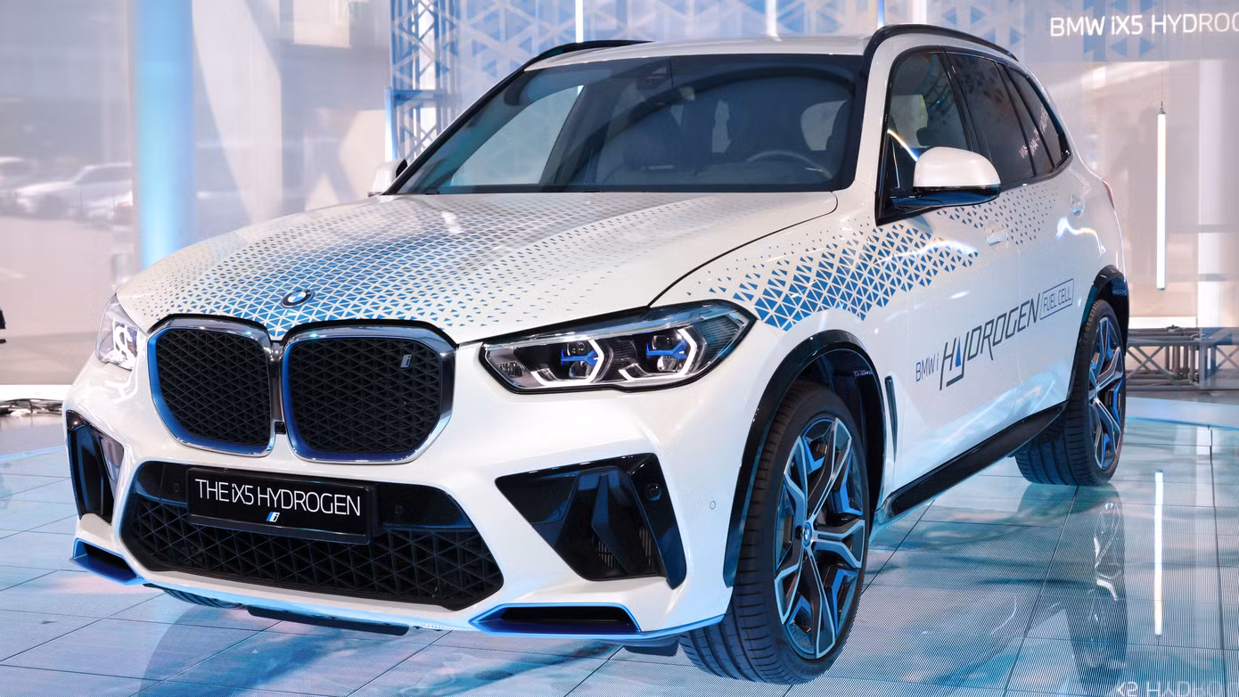 Mẫu xe ý tưởng iX5 Hydrogen của BMW. Mẫu xe ý tưởng iX5 Hydrogen của BMW.