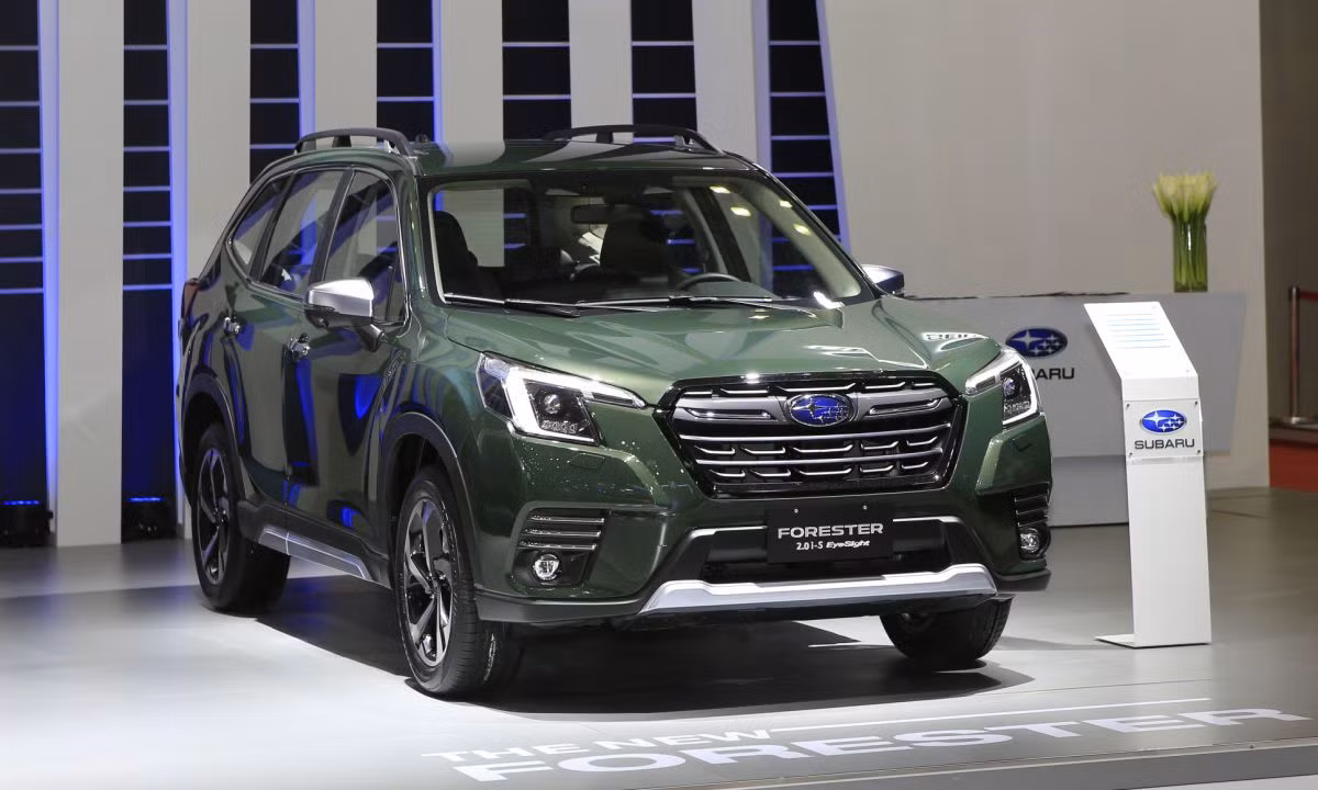 Subaru Forester 2.0 i-S EyeSight màu xanh rêu pha lê được giảm giá tới 250 triệu đồng.