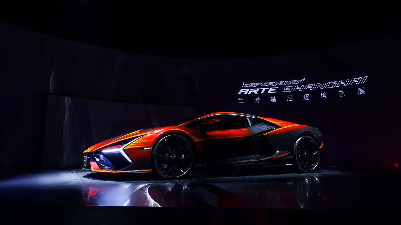 Mức giá của phiên bản Lamborghini Revuelto Opera Unica dành cho thị trường Trung Quốc không được công bố. Tại Việt Nam, siêu xe hybrid này được phân phối chính hãng với mức giá từ 44 tỷ đồng.