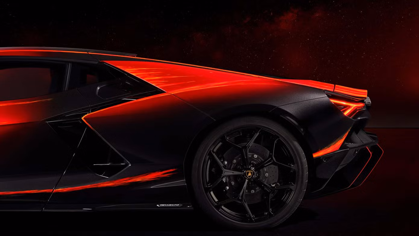 Sức mạnh truyền đến 4 bánh thông qua hộp số ly hợp kép 8 cấp thế hệ mới. Lamborghini Revuelto có khả năng tăng tốc 0-100 km/h chỉ trong 2,5 giây, trước khi đạt tốc độ tối đa hơn 350 km/h.