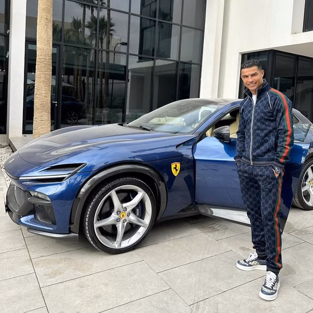 Cristiano Ronaldo cùng chiếc Ferrari Purosangue có giá khởi điểm từ 400.000 USD.
