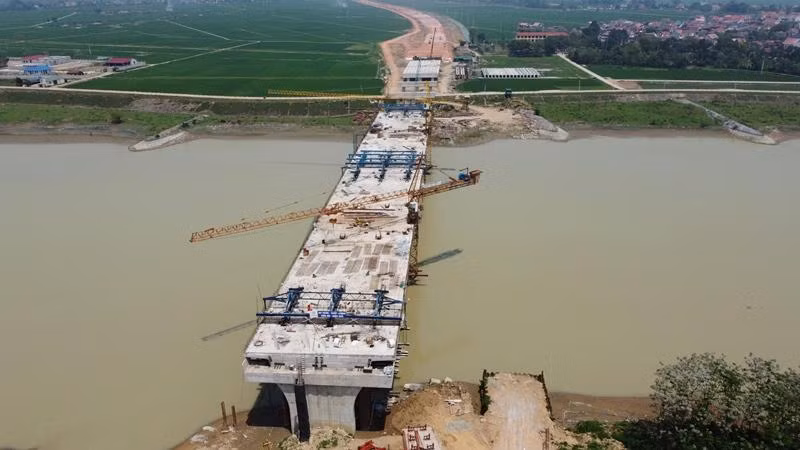 Cầu vượt sông Chu thuộc gói thầu xây lắp số 14 (XL014), dự án xây dựng cao tốc thành phần Bắc Nam đoạn Mai Sơn (Ninh Bình) - QL45 (Thanh Hóa) dài 63,5 km.