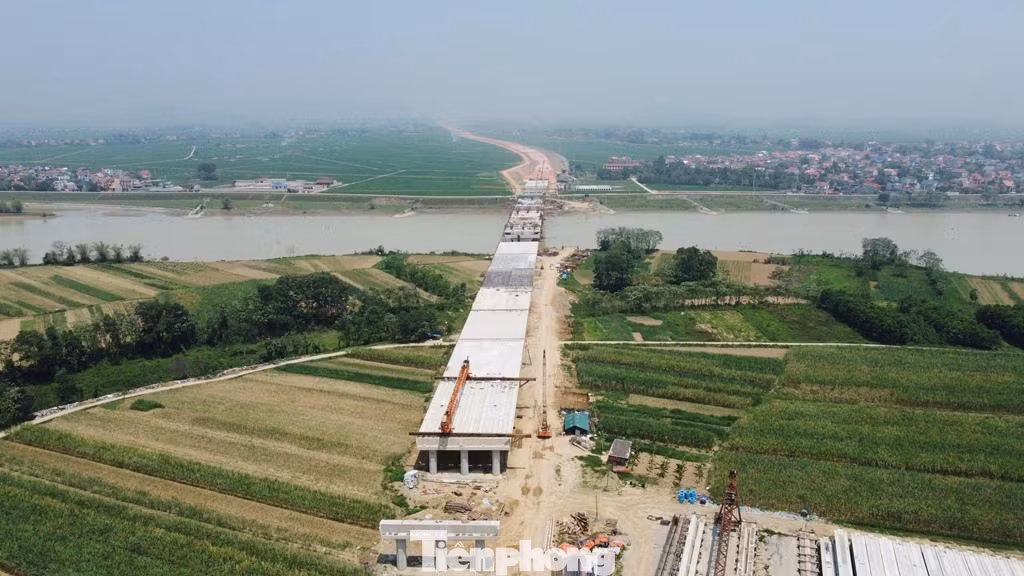Đại diện Bộ GTVT cho biết, cao tốc đoạn Bắc - Nam vượt sông Chu tại cầu phao Vồm ngoài thiết kế cầu bê tông đảm bảo đủ 6 làn xe cao tốc cho cả 2 giai đoạn (đường hiện chỉ 4 làn xe), cầu tại đây còn được thiết kế thêm 2 làn đường hỗn hợp ở hai bên cánh gà cầu chính để phục vụ người dân địa phương lưu thông vượt sông Chu một cách thuận lợi, miễn phí.