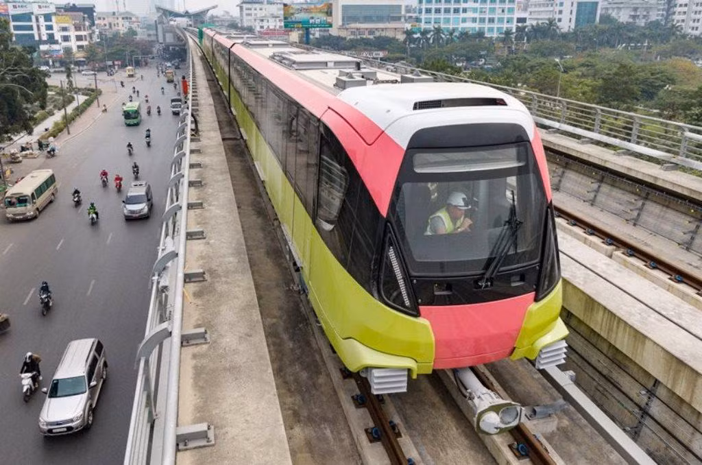 Đoàn tàu Nhổn - ga Hà Nội chạy thử nghiệm tại đoạn trên cao Nhổn - Cầu Giấy.