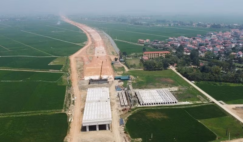 Đường cao tốc đoạn Ninh Bình - Thanh Hóa dẫn lên cầu cũng đang dần hình thành.