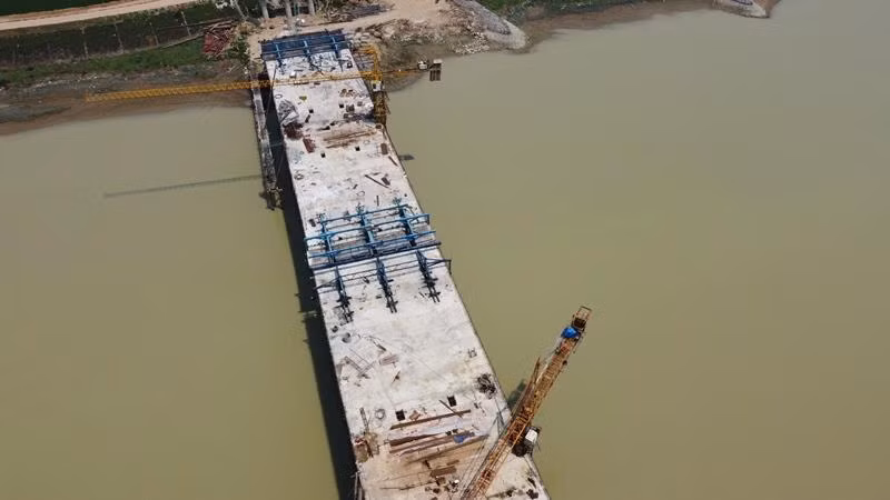 Cầu vượt sông Chu đang có tên đơn vị thi công đặt để định vị trên công trường là cầu Đọ. Cầu có chiều dài 1,7 km; rộng mặt cắt ngang 23 mét, tương đương mỗi chiều đường 3 làn xe (tổng 6 làn xe, rộng hơn cả mặt cắt ngang đường cao tốc Bắc Nam qua Thanh Hóa ở giai đoạn phân kỳ đầu tư đầu tiên mỗi bên 2 làn xe).