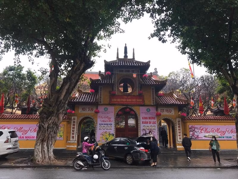 Tại chùa Quán Sứ, tuy không có điểm trông giữ ô tô vào chùa, nhưng một số người tự ý nhận trông xe trên vỉa hè và thu tiền giá cao.