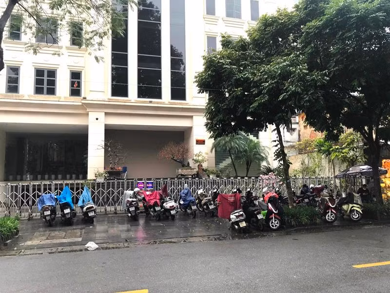 Phí gửi xe máy tại chùa Quán Sứ cũng được thu là 10.000 đồng/lượt, cao gấp 3 giá quy định.