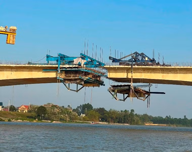 Đại diện Bộ GTVT cho biết, gói thầu XL14 được khởi công tháng 9/2021, đến nay sau 6 tháng thi công, hạng mục cầu vượt sông Chu đã đạt 70% khối lượng công việc, vượt gần gấp đôi tiến độ chung của cả gói thầu XL14.