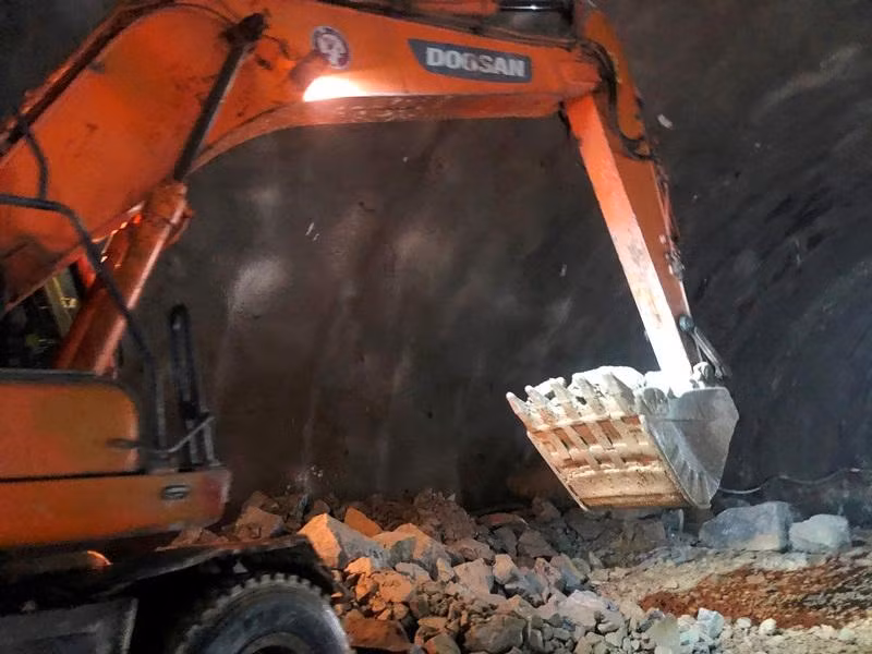 Máy xúc hoạt động trong lòng hầm để vận chuyển đất đá đào được ra ngoài Máy xúc hoạt động trong lòng hầm để vận chuyển đất đá đào được ra ngoài