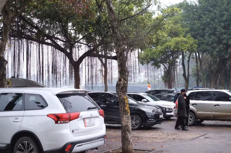 Có mặt tại điểm trông giữ xe tại chùa Trấn Quốc trong mấy ngày qua, phóng viên chứng kiến, người đi xe máy phải trả 10.000 đồng/lượt, 50.000 đồng/lượt ô tô. Ông Thanh Lâm (trú tại quận Đống Đa) chia sẻ: “Năm nào cũng vậy, cứ đến thời điểm này là các nơi trông giữ xe xung quanh đền, chùa đều tăng giá. Nhiều lần tôi cũng thắc mắc, nhưng khi thấy những người trông giữ thể hiện thái độ dữ dằn thì ngậm ngùi trả tiền. Đầu xuân năm mới, không ai muốn gặp rắc rối”.